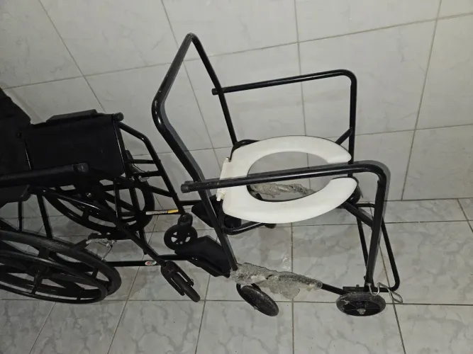 Cadeira de rodas e assento para vender logo