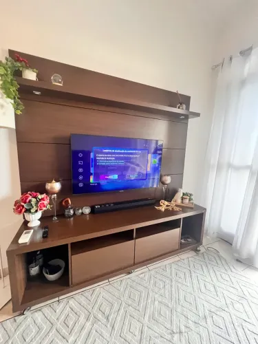 Painel e rack rack em madeira