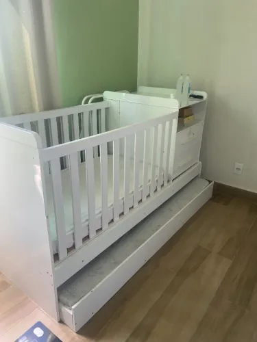 Berço multifuncional com cama auxiliar