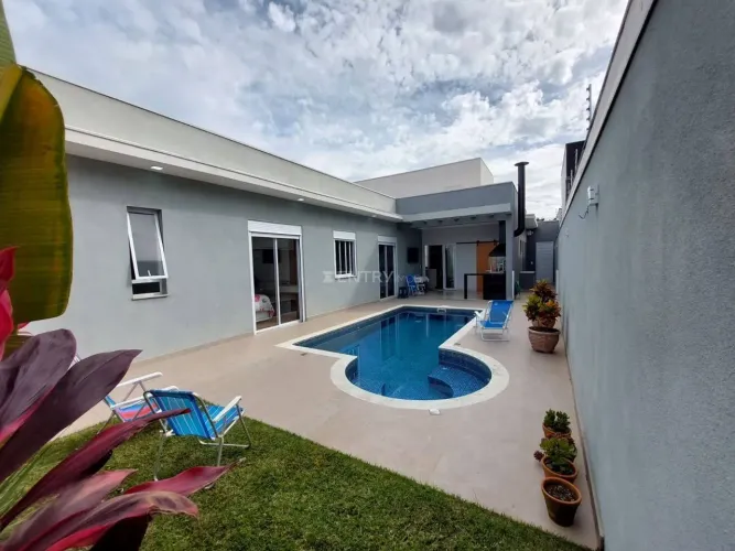 Casa com Piscina / 3 Dormi/ 1 Suíte/ 155 metros/ Medeiros Jundiaí