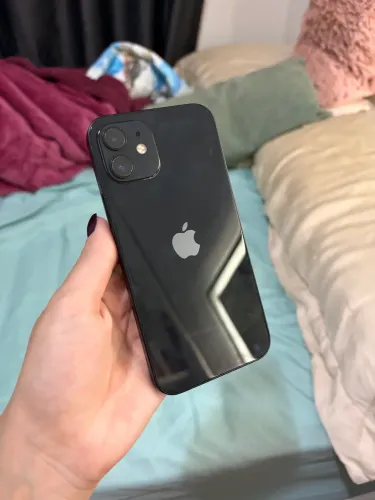 Vendo Iphone 12 em ótimo estado, acompanha 14 capinhas + carregador + película