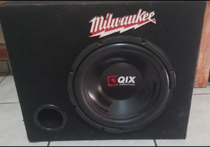 Caixa subwoofer com caixa amplificada de madeira marítima