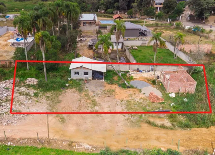 Terreno de 1.000m² com casa no Ganchinho, para você que busca privacidade e calmaria.