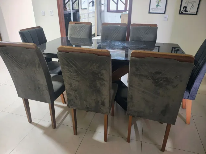Mesa com 8 cadeiras 