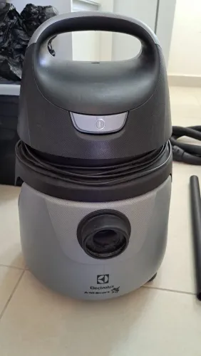 Vendo aspirador eletrolux excelente estado de conservação. Para retirar 