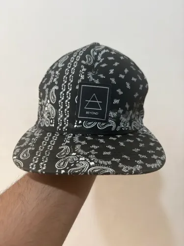Boné aba reta preto e branco