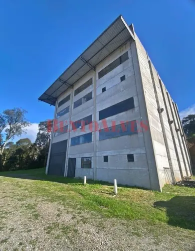 Pavilhão em ótima localização, 500 m2, pé direito de 9 metros. Industrial, possui mezanino