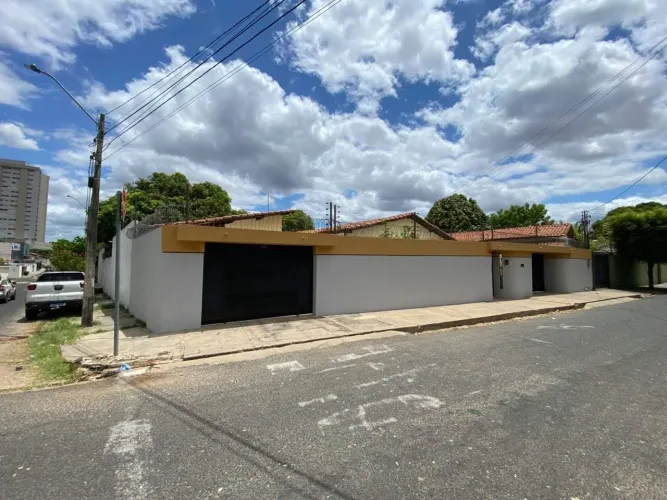 Aluga-se Casa Residencial / Comercial no Bairro de Fátima