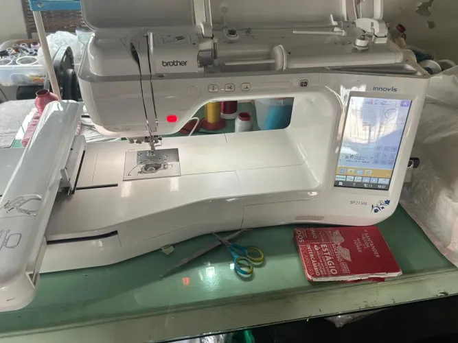 Máquina de bordar computadorizada