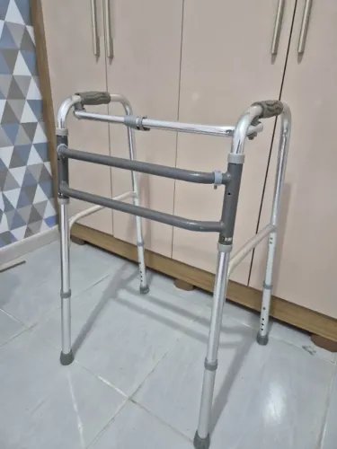 Andador em alumínio dobrável excelente estado