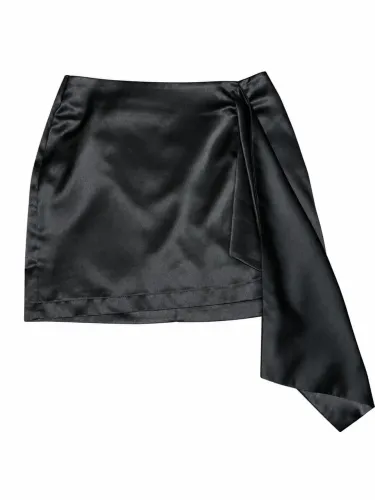 Saia de cetim preta na moda com faixa lateral
