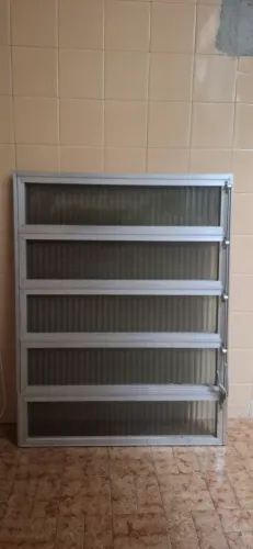 Basculante de alumínio 77 cm largura por 99 altura<br><br>77 cm de largura por 99 de altura