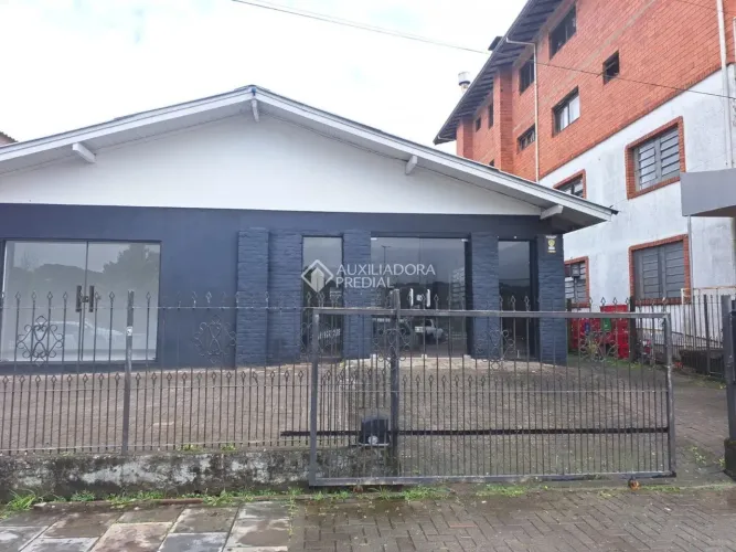 O prédio comercial está localizado em um terreno de 362,5m² e conta com 160m² de área cons