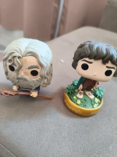 Vende-se dois funko pop senhor dos aneis