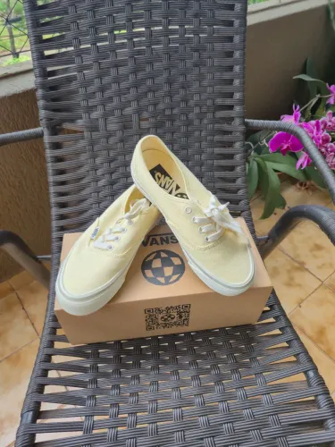 Vans Authentic Amarelo Claro<br>?Estado: Novo / Na caixa <br>?Preço: R$ 250,00