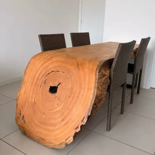 ? MESA DE MADEIRA RÚSTICA + CADEIRAS DE VIME À VENDA?