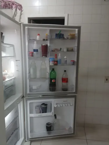 Vendo geladeira reversa. Semi-nova, em perfeito estado