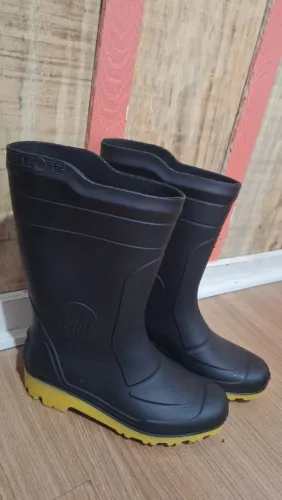 Bota cano médio