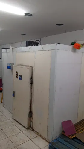 Câmara Fria 3x2m Completa com 2 Motores - Necessita Reparo