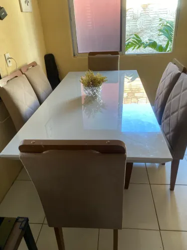 Mesa com 6 cadeiras e tampo de vidro