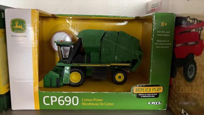 Miniatura colheitadeira de algodão John deere CP690 1/64