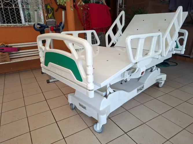 Cama hospitalar motorizada 8 poltronas.