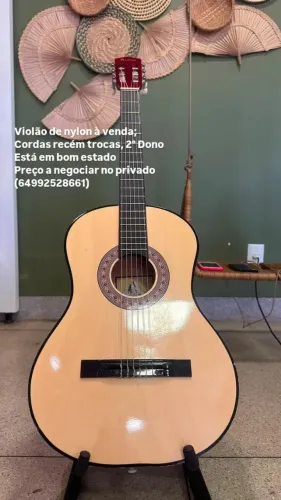 Vende-se violão