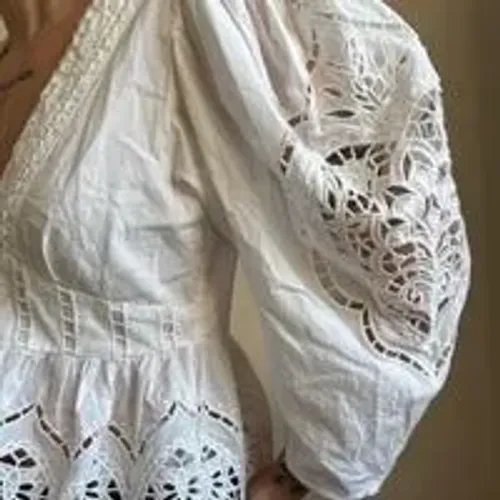 Blusa FARM Branca Original - Manga Bufante e Bordado Richelieu/Laise