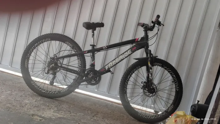 Bicicleta aro 26 cor preta em bom estado