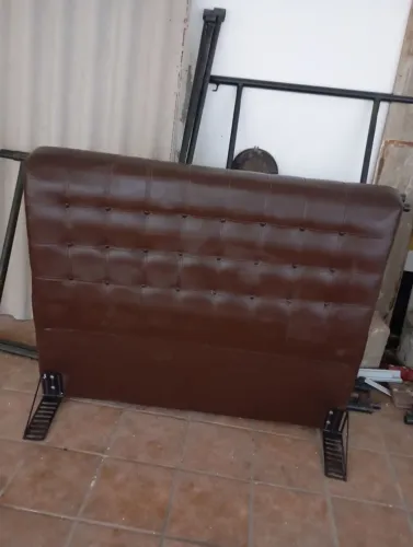 Cabeceira de cama de casal em Courvin