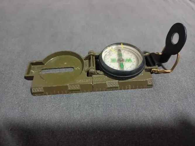 Bússola estilo militar / Bússola Tática