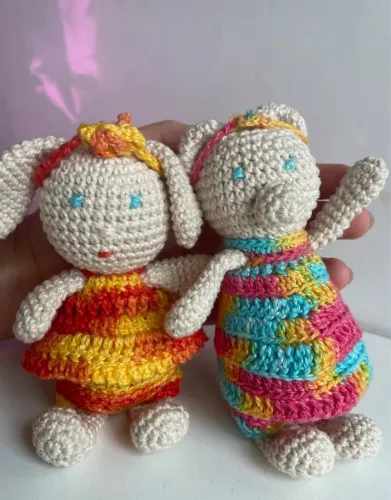 Duas amigurumis coelhinha e ursinha roupas removiveis