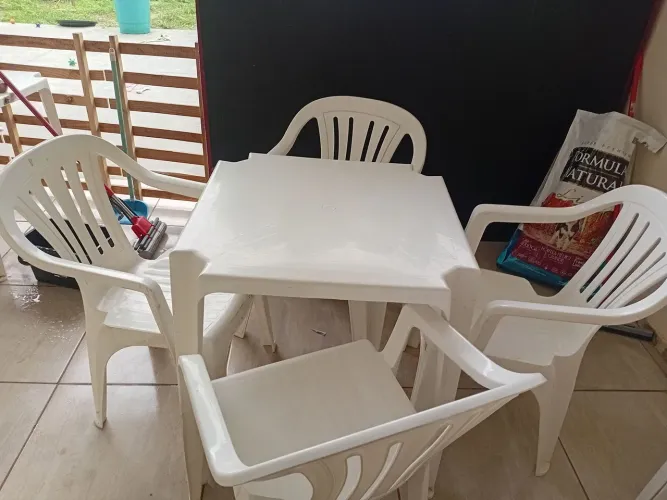 Mesas e cadeira de plástico 