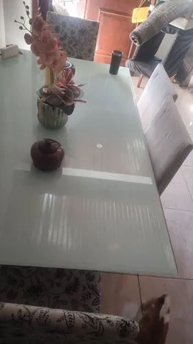 Mesa e cristaleira