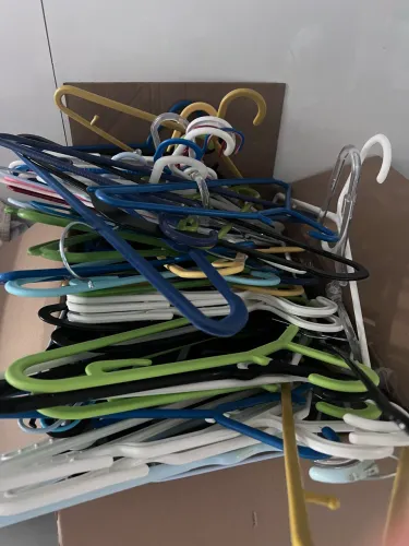 Vendo cabides para guarda-roupa