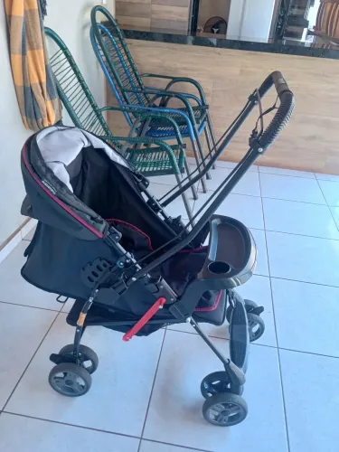 Vendo Carrinho de bebê Galzerano Estado de novo, com bandejas e portas copos,.super leve