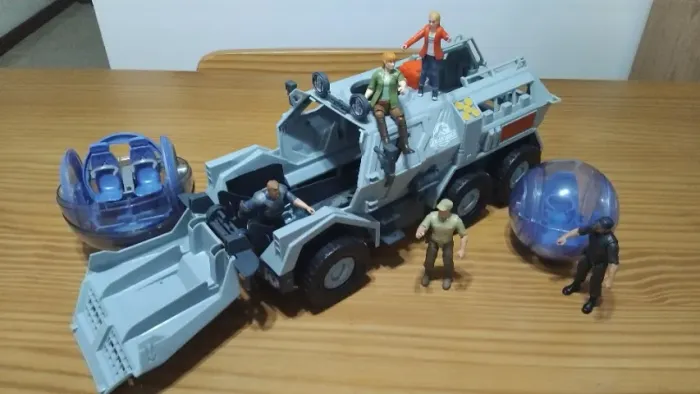 MATTEL JURASSIC WORLD CAMINHÃO TRUCK E 2 GIROSFERAS E 5 PERSONAGENS (OWEN, CLAIRE, ETC).