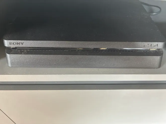 PlayStation 4 Slim 1TB - Acompanha controle + jogo físico!