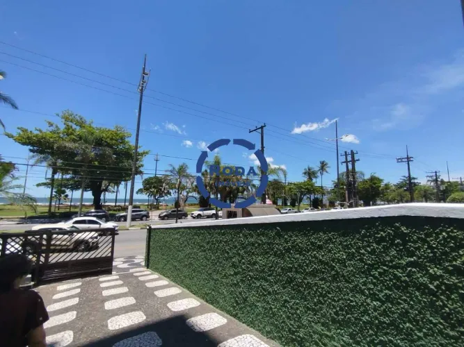 Apartamento mobiliado com vista lateral para o mar no Embaré