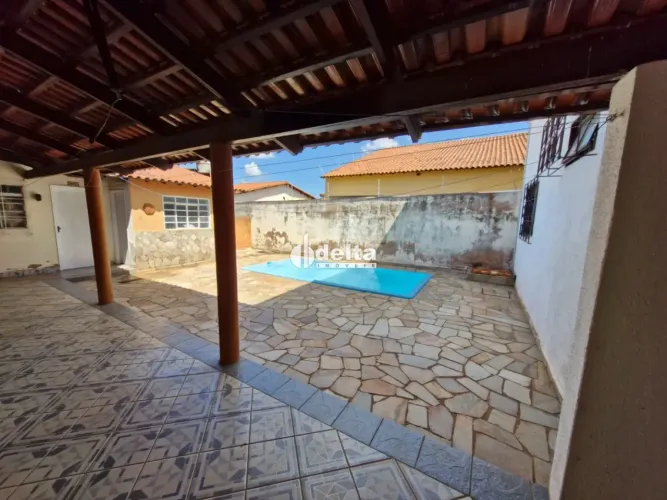 Casa estilo sobrado com 3 quartos disponível para venda no bairro Cidade Jardim em Uberlân