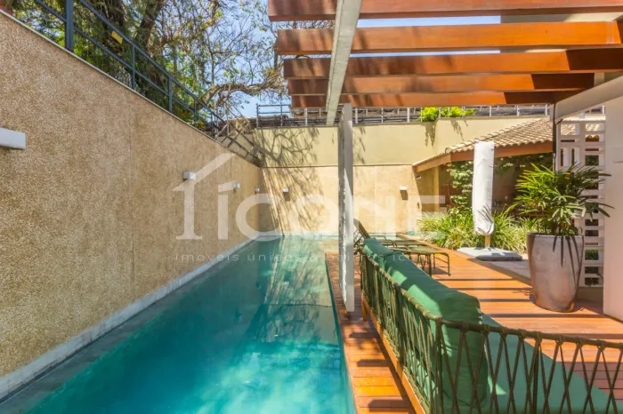 Casa à venda ou locação em Alto de Pinheiros