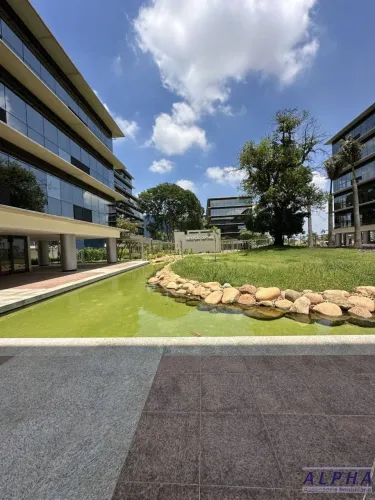 Sala mobiliada, climatizada, face sombra, 1 vaga