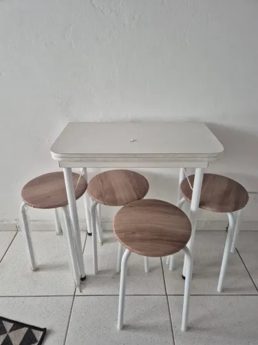 Mesa dobrável com 4 banquetas