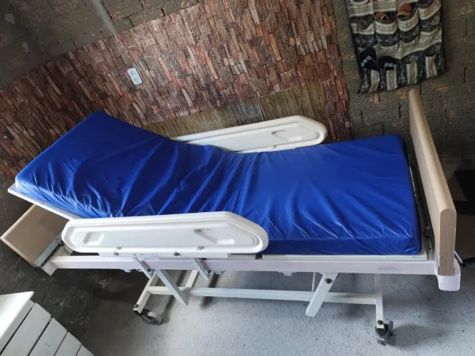 Vende-se cama hospitalar com colchão 