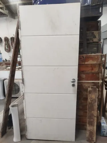Folha de porta em madeira 2,10 x 81