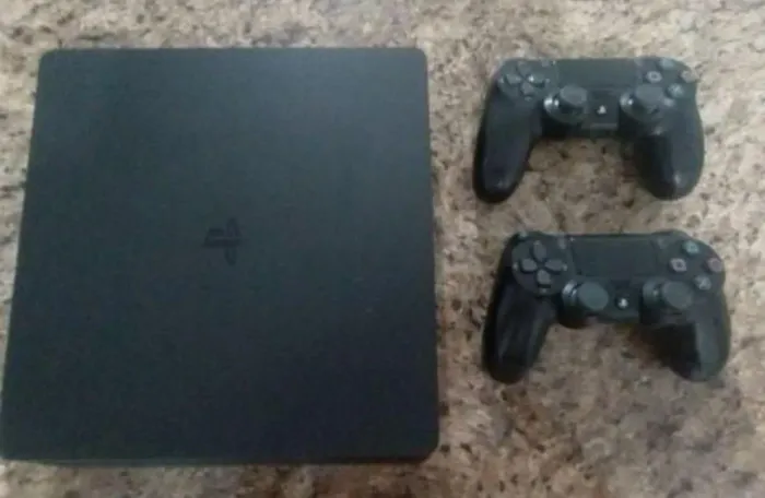 Ps4 1TB Slim 2 controles 4jogos