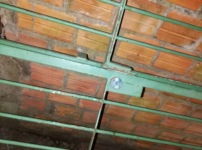 Vendo grade medindo 220 de altura e 147 de largura valor 350,00 obs não tenho a chave dela