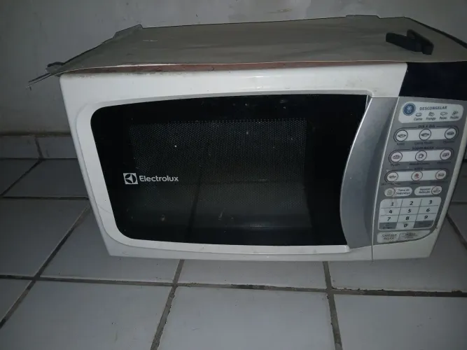 Vendo micro-ondas Electrolux. Apresenta defeito. 