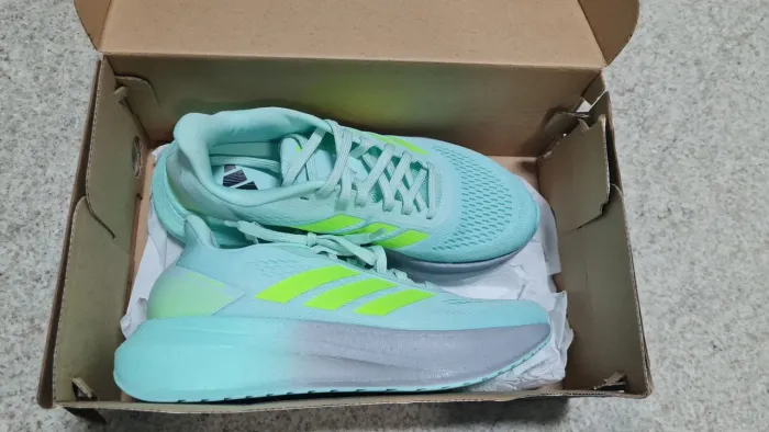 Tênis Adidas feminino original novo na caixa, nunca usado