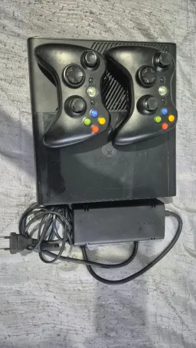 Xbox 360 Super Slim + 2 Controles